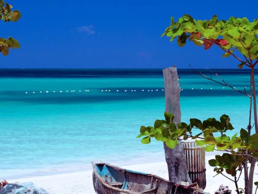 Idyllischer Strandabschnitt am türkisblauen Meer auf Jamaika