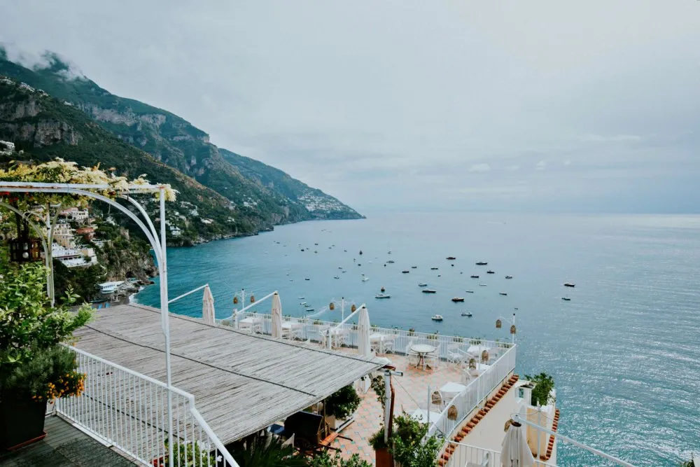 Idyllischer Strandabschnitt in Positano mit bunten Sonnenschirmen