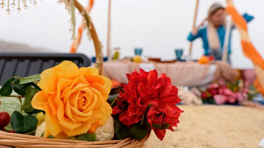 Idyllisches Strandpicknick am Dwejra Bay in Gozo mit Blick auf das Meer