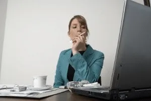 Illustration: Durchgestrichener Vertrag einer Risikolebensversicherung, die keinen Rückkaufswert verspricht