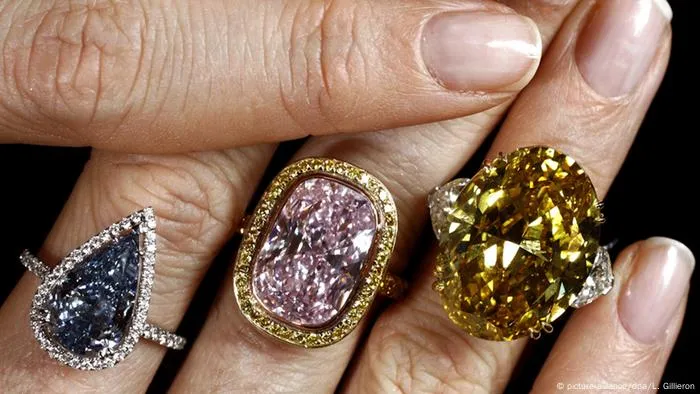 Illustration eines überfüllten Supermarkts mit vielen Konsumgütern