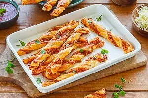 Im Backofen gebackene Pizzastangen warm oder ausgekühlt servieren