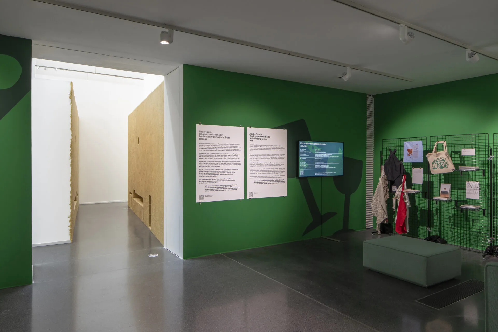 Im Eingangsbereich begrüßt ein kleiner Museumsshop mit Editionen der teilnehmenden Künstler*innen sowie dem eigens für die Ausstellungen entstandenen Katalog „A Portrait for a Family Dinner“ von Jeff und Alina Bliumis.