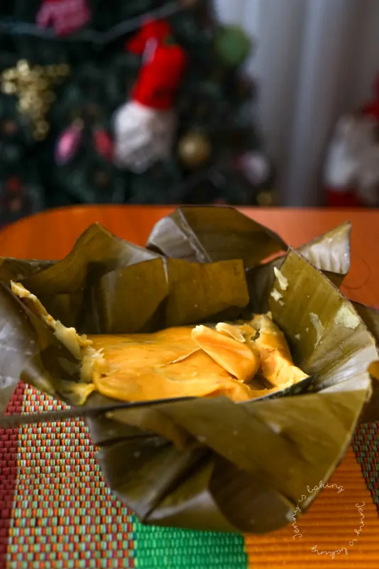 In Blättern gedämpfte Mais- und Fleischspezialität, Beispiel für traditionelle Zubereitung