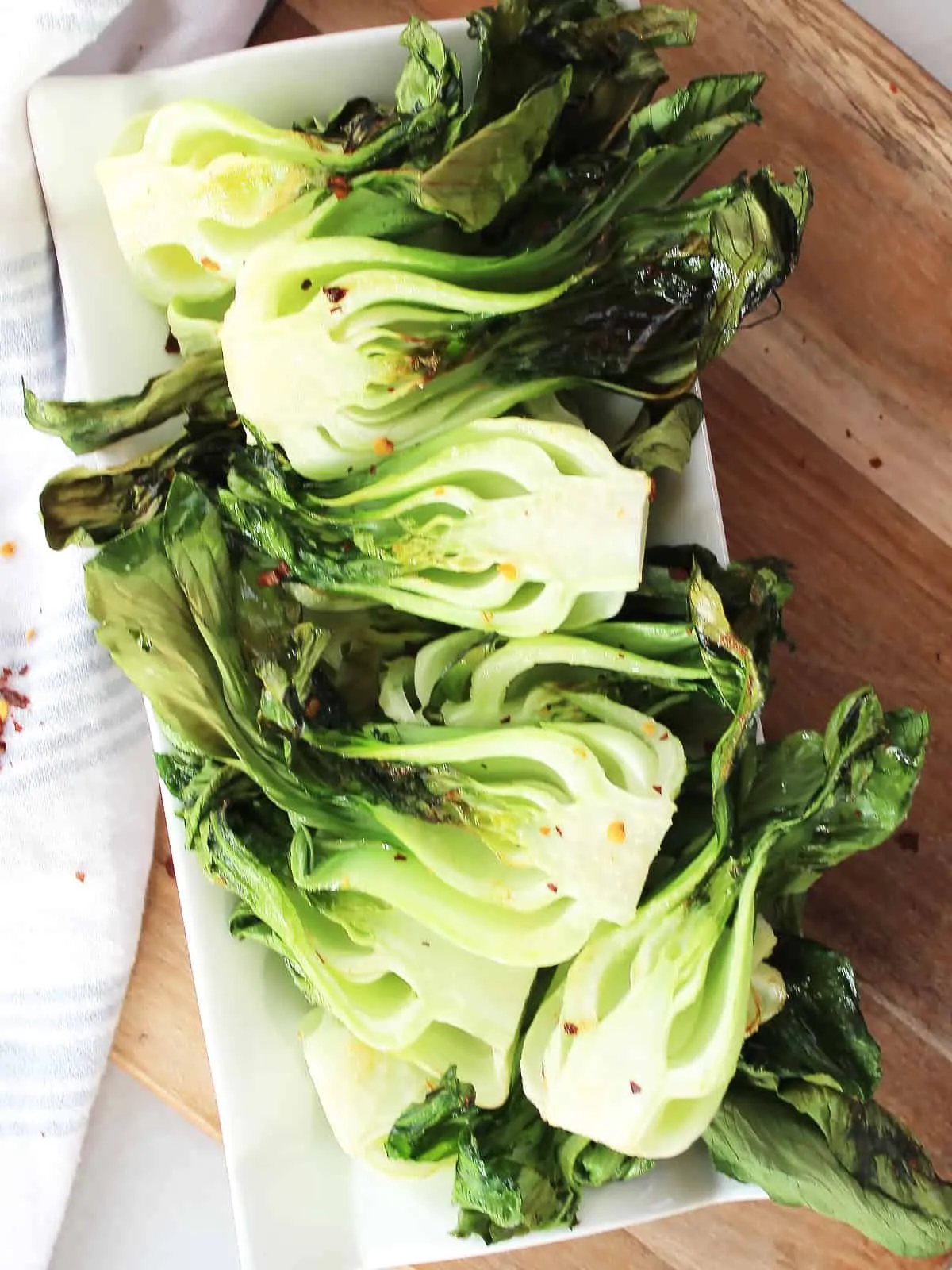 In der Heißluftfritteuse zubereiteter Pak Choi, servierfertig.