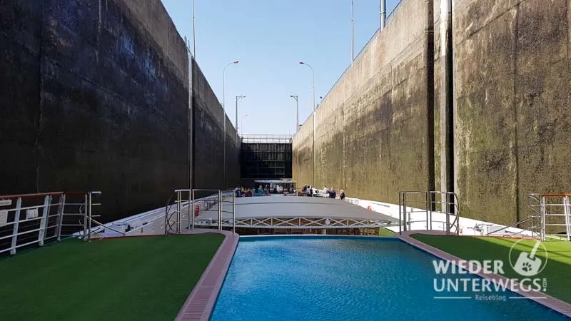In der Schleuse Flusskreuzfahrt