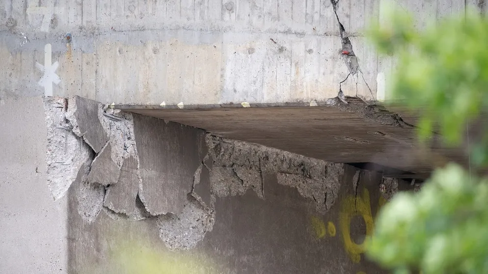 In die Jahre gekommene Salzbachtalbrücke im Rhein-Main-Gebiet aus Beton mit vielen Rissen. | Bild: picture-alliance/dpa/Sebastian Gollnow