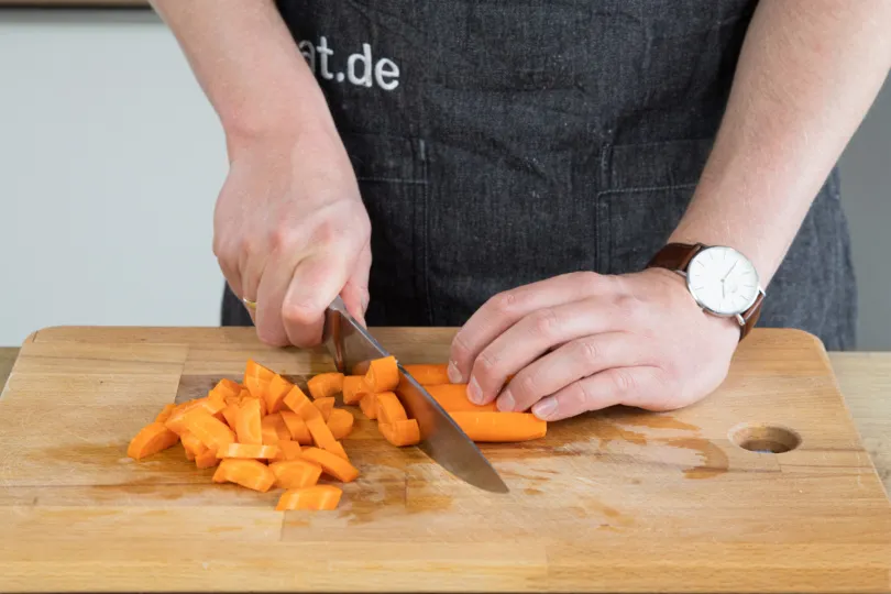 In Halbringe geschnittene Karotten auf einem Schneidebrett