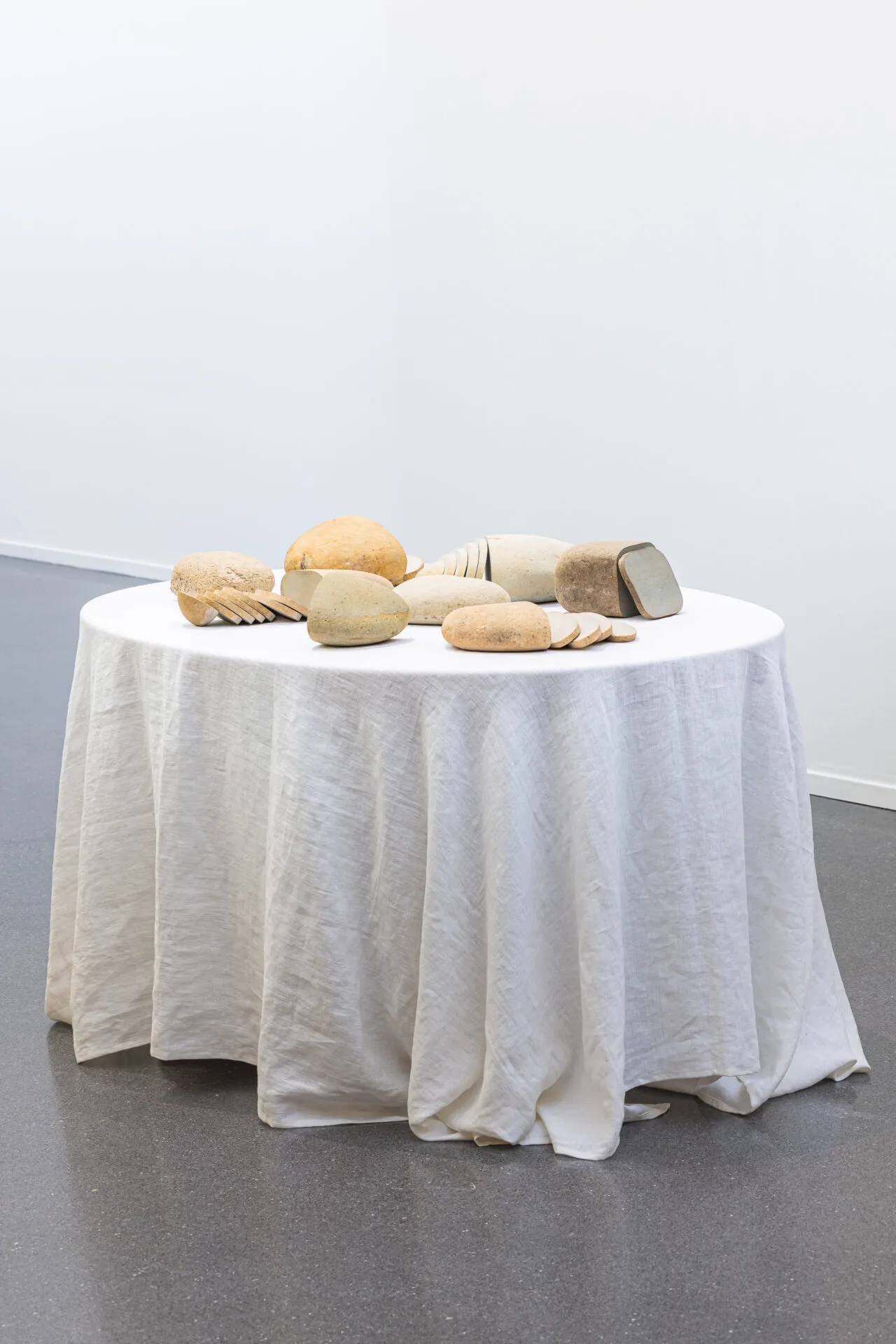 In „Palianytsia“ arrangiert Zhanna Kadyrova gefundene Flusssteine wie Brote und macht sie zum Symbol für Sprache, Identität und Widerstand.