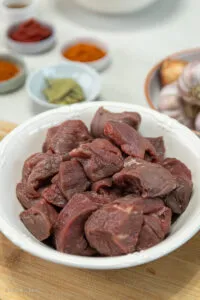 In Würfel geschnittenes Rindergulasch, bereit zum Anbraten