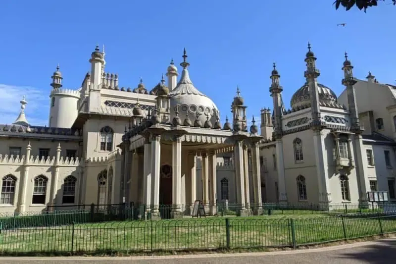 Indisch anmutende Kuppeln und Türmchen auf dem Royal Pavilion in Brighton