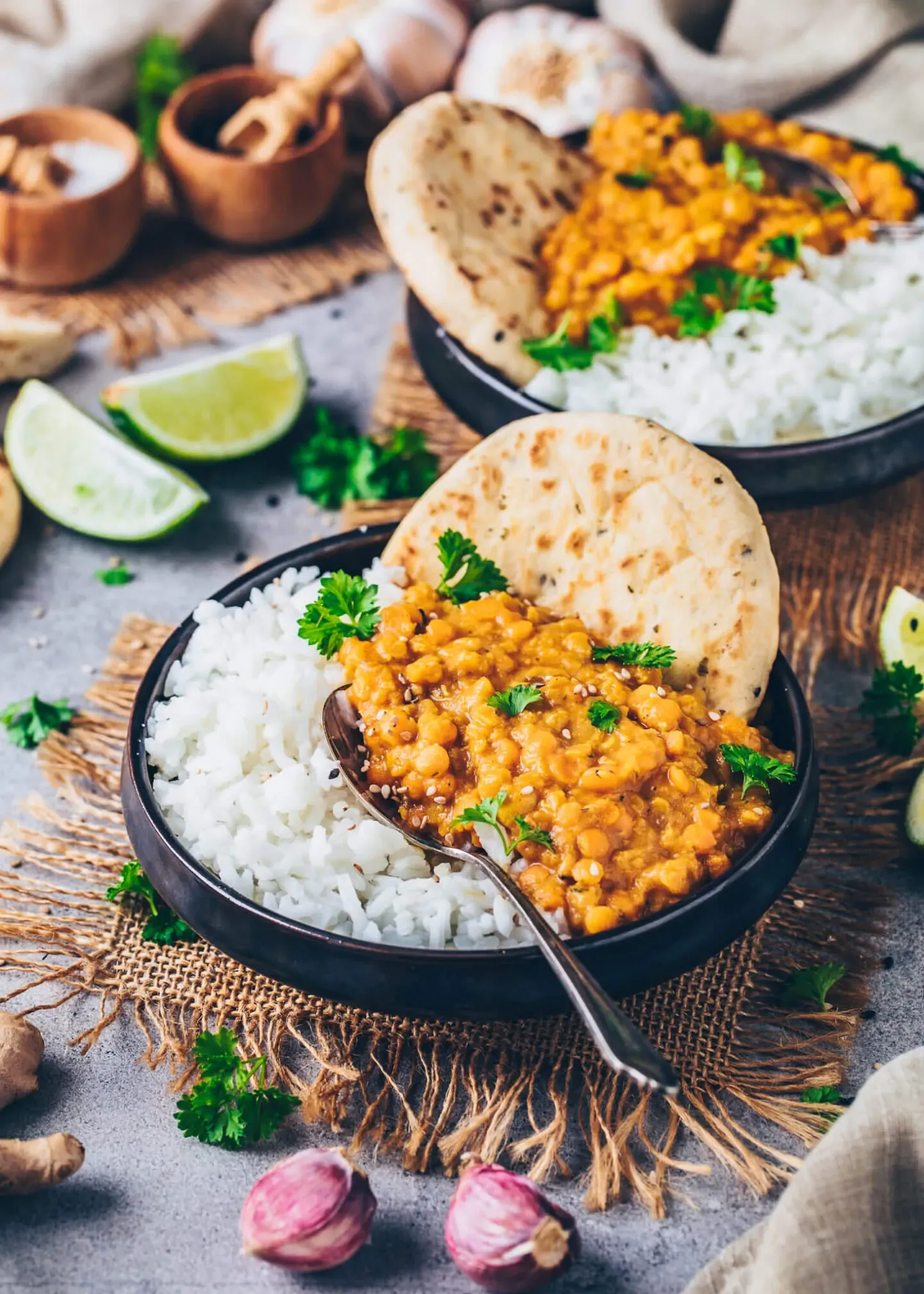 Indisches Linsen Dal mit Reis und Naan Brot auf einem Teller