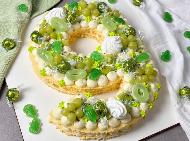 Individuelle Zahlentorte zum 40. Geburtstag mit Biskuit und frischen Früchten