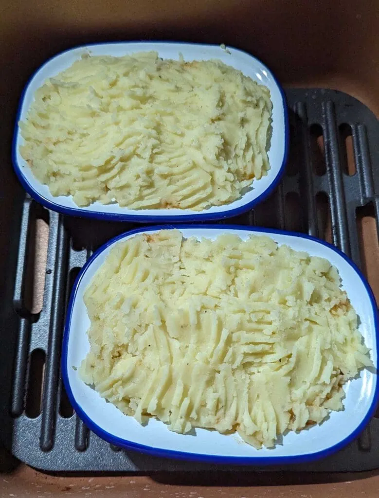 Individueller Shepherd's Pie in der Heißluftfritteuse, bereit für eine knusprige Kartoffelpüree-Kruste