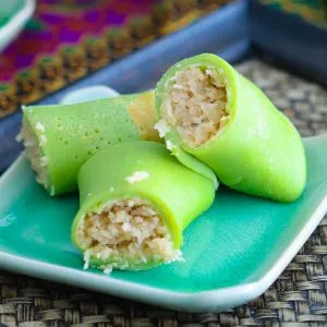 Indonesische Pandan Pfannkuchen mit Kokosnussfüllung, eine exotische Frühstücksidee.