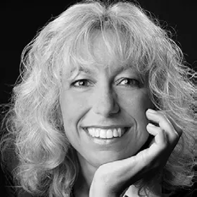 Infografik zur möglichen Übertragung von SARS-CoV-2 zwischen Menschen und Haustieren, die Interaktionen und Vorsichtsmaßnahmen darstellt.