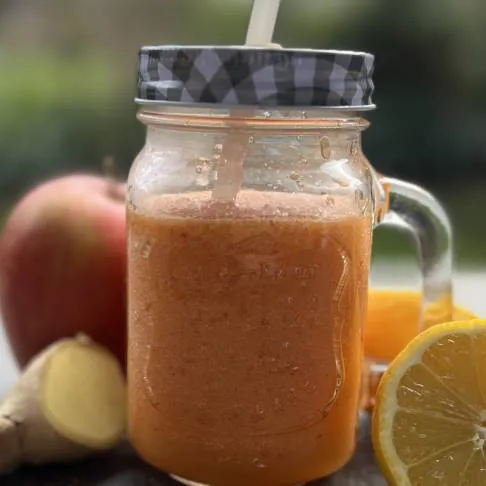 Ingwer blockiert die Bildung von Entzündungsstoffen und wirkt schmerzlindernd bei Arthrose – dieser Apfel-Ingwer-Smoothie ist ein kraftvolles Arthrose Ernährung Rezept.