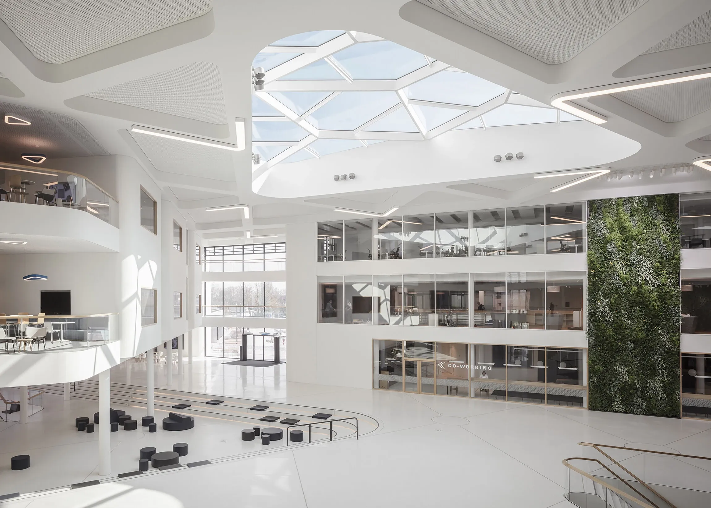 Innenansicht des ALDI Nord Campus mit offenen Arbeitsbereichen und modernem Design.