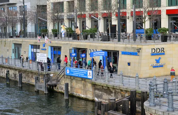 Innenansicht des modernen Speisesaals im DDR-Restaurant Domklause in Berlin mit Blick auf das Wandgemälde