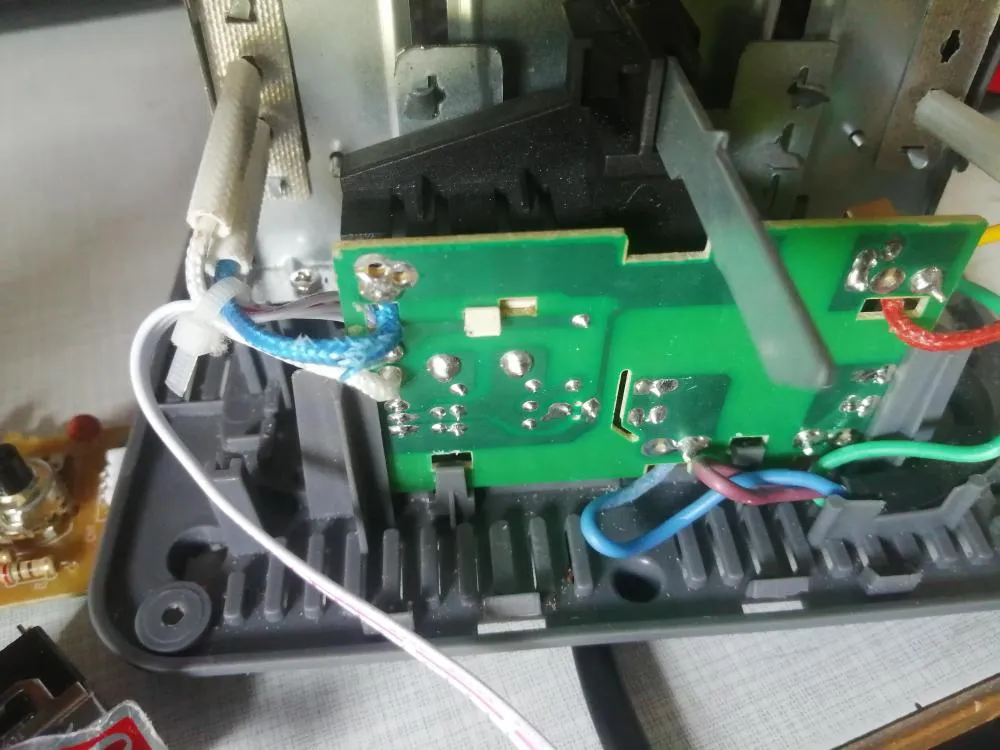Innenansicht eines defekten Lidl Toasters mit Hauptplatine und Heizdrähten