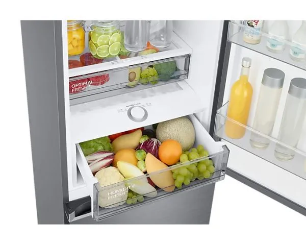 Innenansicht eines eleganten Samsung Kühlschranks mit mehreren Ablagen, Schubladen und modernen LED-Leuchten.