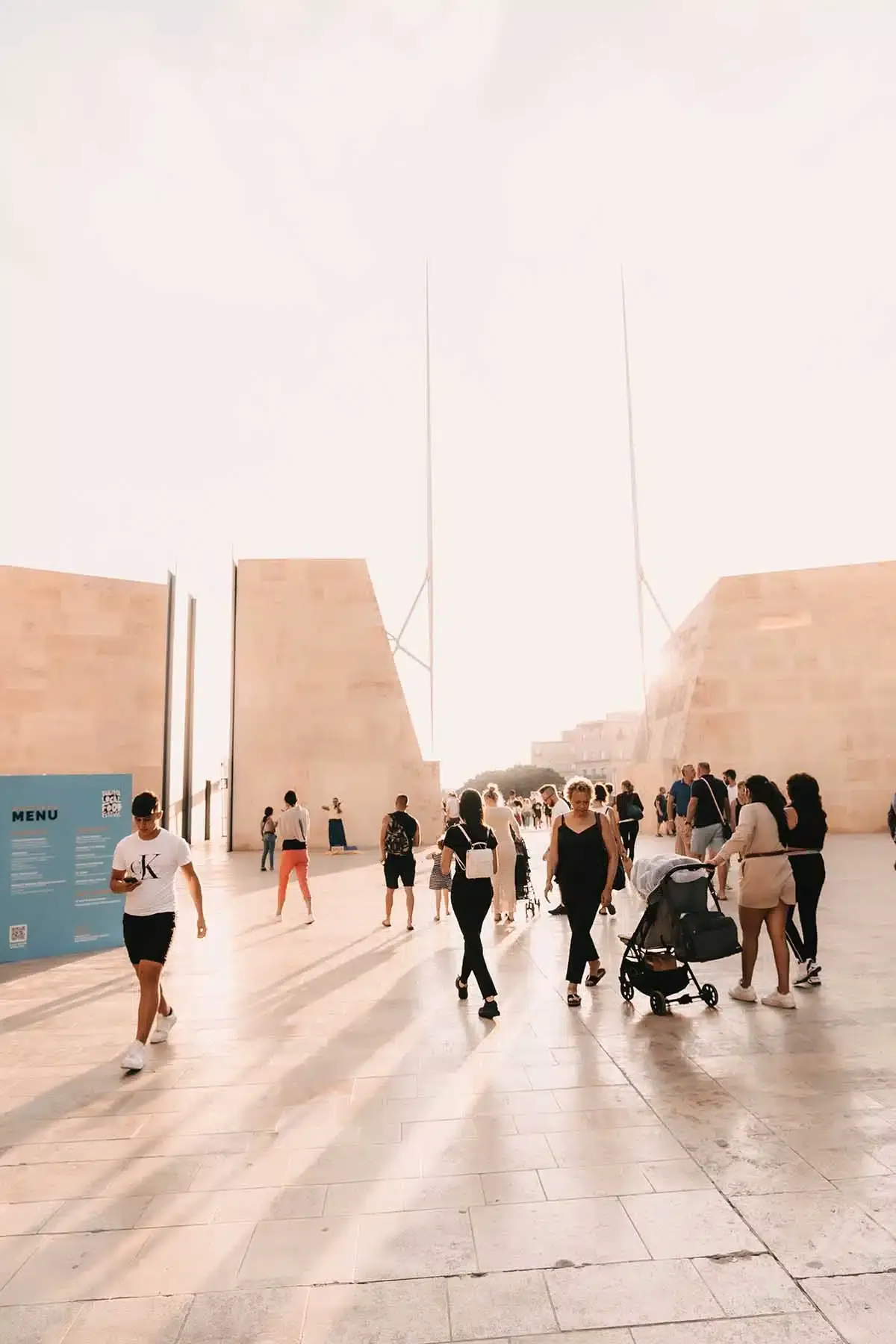 Innenstadt mit Menschen in Valletta auf Malta