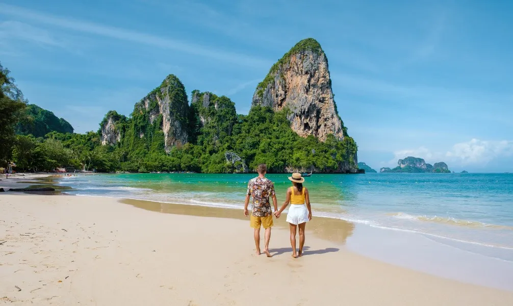 Inselhopping in Thailand mit Blick auf eine malerische Bucht