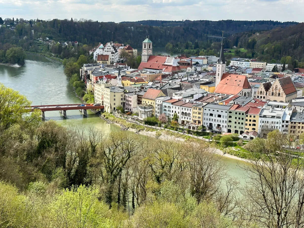 Inselstadt-Panorama: Blick auf das romantische Wasserburg am Inn, umgeben vom Fluss