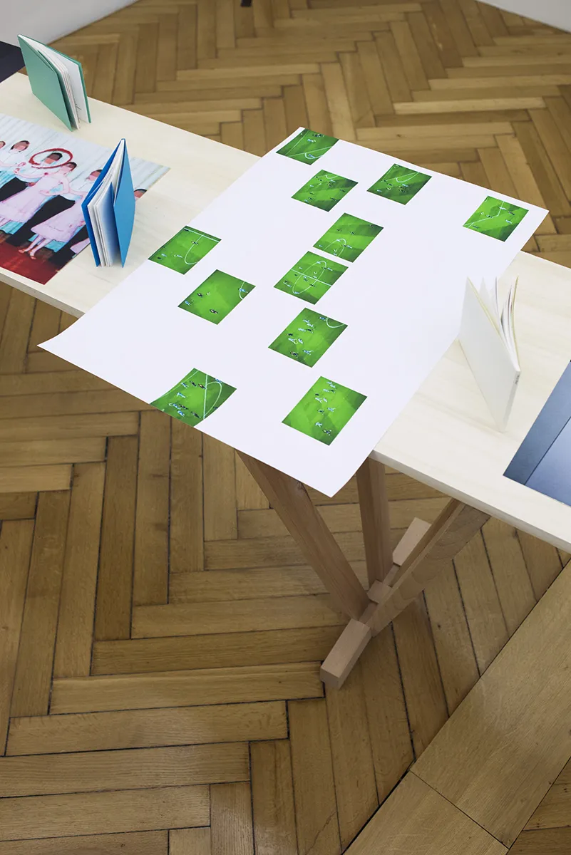 Installationsansicht der Ausstellung "16 Bilder" mit Werken aus "Fussball Gucken"