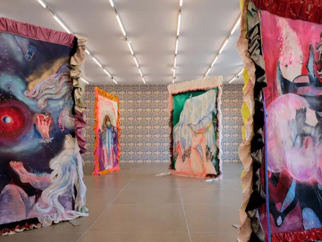 Installationsansicht von verschiedenen Kunstwerken im Aargauer Kunsthaus.