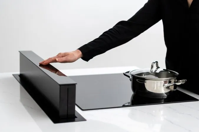 Integrierter Dunstabzug im Kochfeld, eine designorientierte Lösung bei den Küchentrends 2022