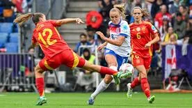 Intensiver Zweikampf zwischen Georgia Stanway (England) und Patricia Guijarro (Spanien) im Finale der Frauenfußball-EM.