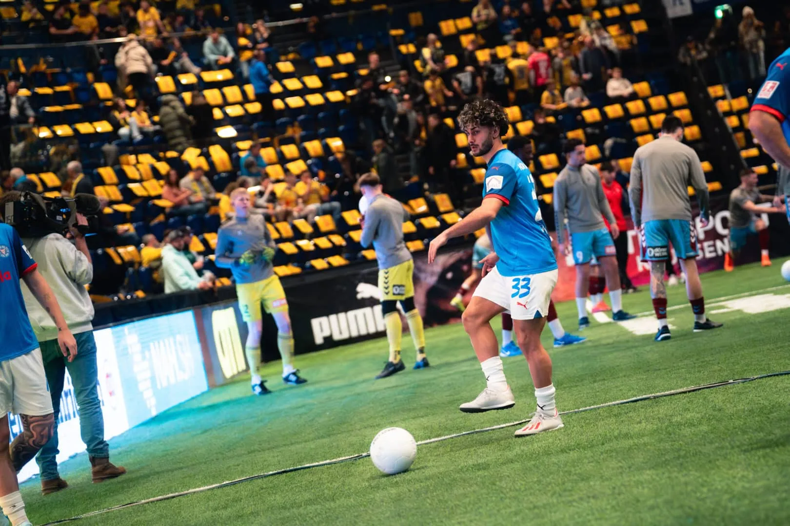Intensives Warm-up der Holstein Kiel U23 vor den Spielen des Hallenmasters