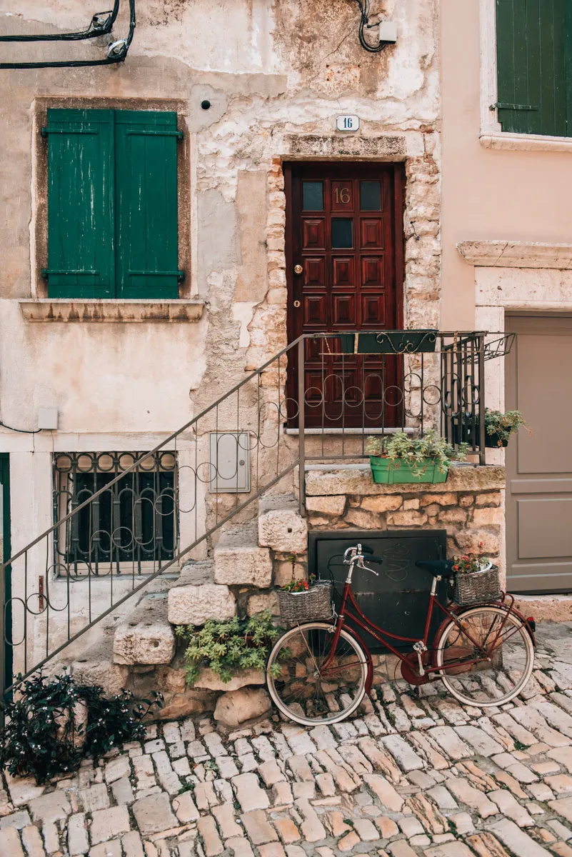 Istrien Kroatien: Ein Blick auf die Küste von Istrien mit blauem Himmel