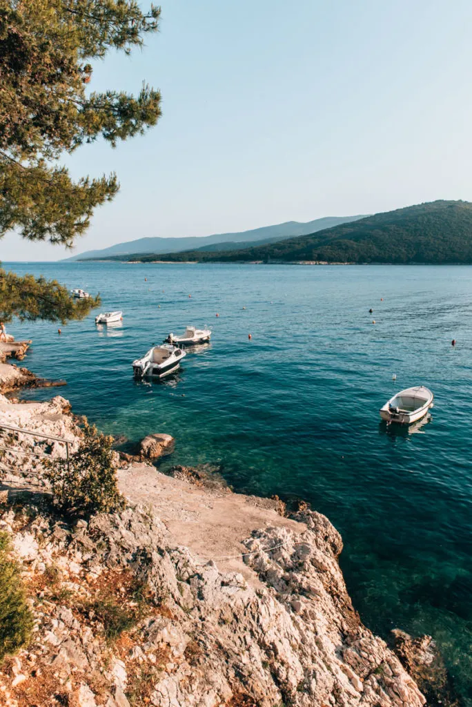 Istrien Urlaub Reisetipps: Ein Küstenort in Istrien mit typischen Häusern und blauem Meer