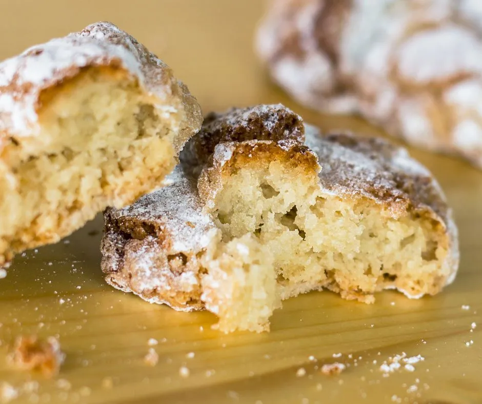Italienische Mandelplätzchen mit Kaffee serviert
