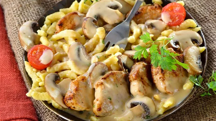 Jägerpfanne mit Spätzle und Pilzen – ein schnelles warmes Mittagessen