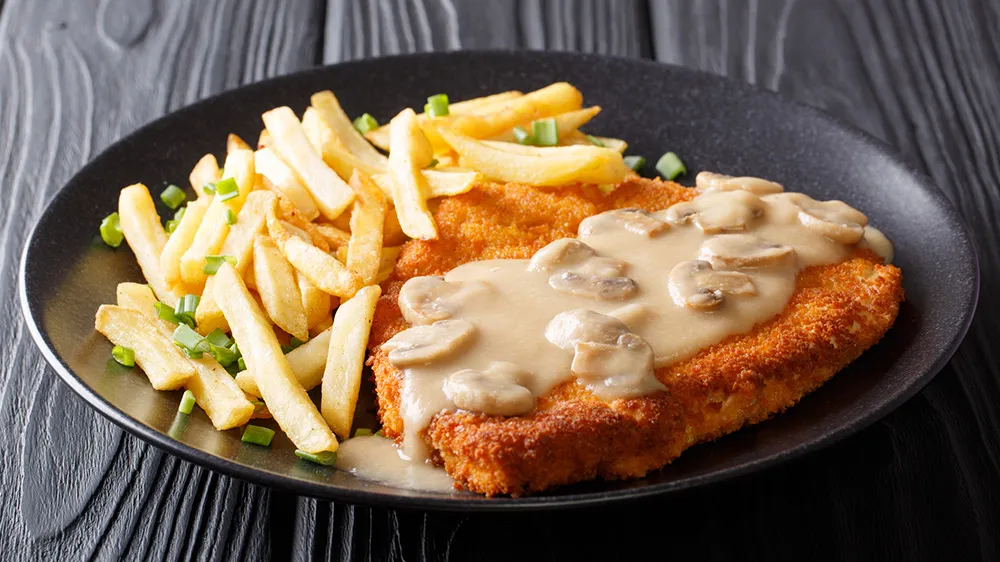 Jägerschnitzel mit perfekt gebratenem Schnitzel und cremiger Soße aus frischen Champignons