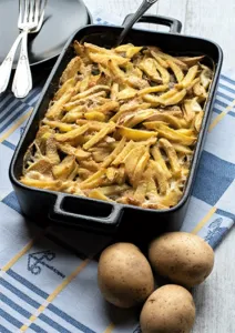 Janssons Versuchung: Ein klassischer schwedischer Kartoffelauflauf mit Ansjovis und Sahne, fertig gebacken und golden knusprig.