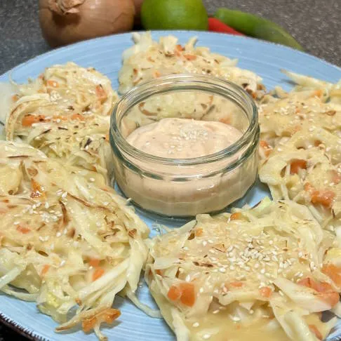 Japanischer Genuss, der den Gelenken guttut: Weißkohl-Okonomiyaki, eine spannende Ergänzung für Arthrose Ernährung Rezepte.