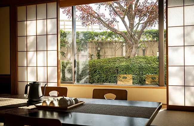 Japanisches Zimmer mit Tatami-Matten und Blick auf den japanischen Garten im Hotel Agora Osaka Moriguchi