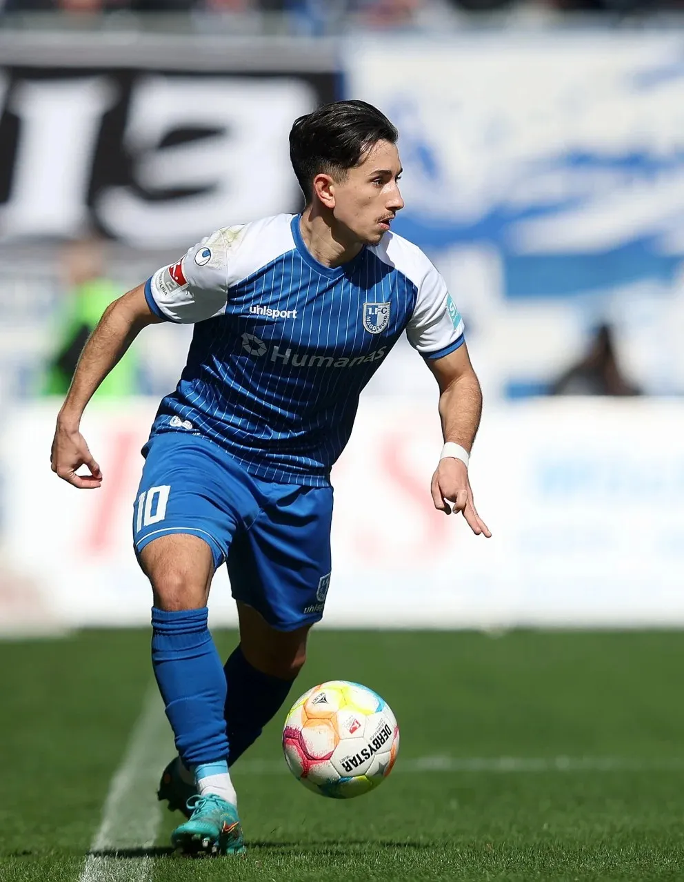 Jason Ceka dribbelt den Ball