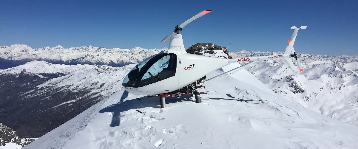 Joggerin im Wald bei Sonnenaufgang