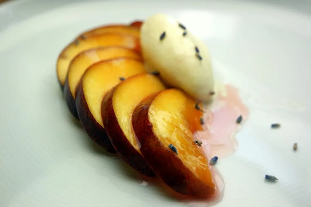 Joghurt-Eis mit sous-vide Pfirsichen und Lavendel als erfrischendes Dessert