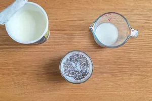Joghurt und Milch werden zu den Chiasamen gegeben und verrührt