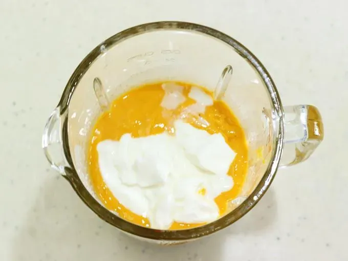 Joghurt zum Lassi hinzufügen