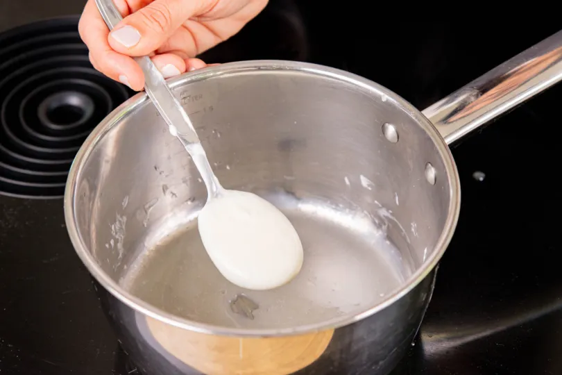 Joghurtcreme zur Gelatine geben