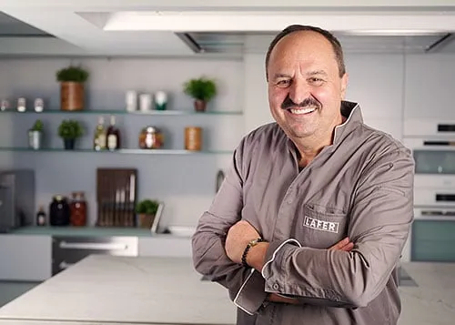 Johann Lafer bei der Zubereitung exquisiter Speisen