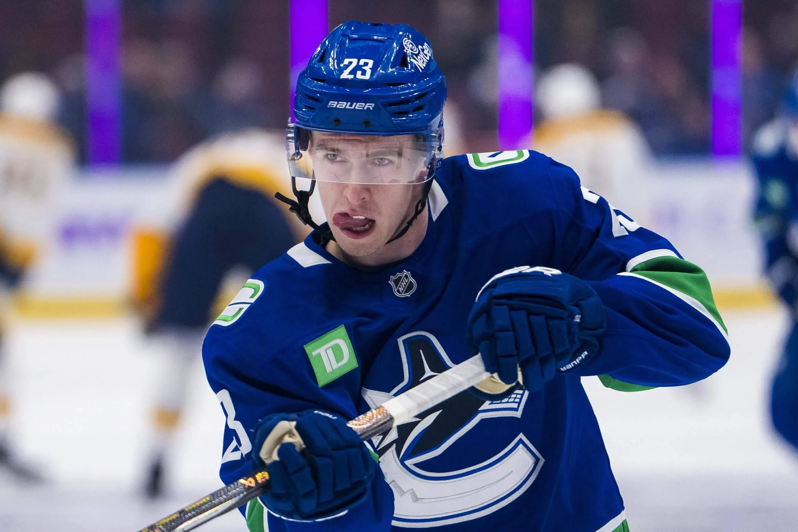 Jonathan Lekkerimäki im Trikot der Vancouver Canucks beim Draft 2022