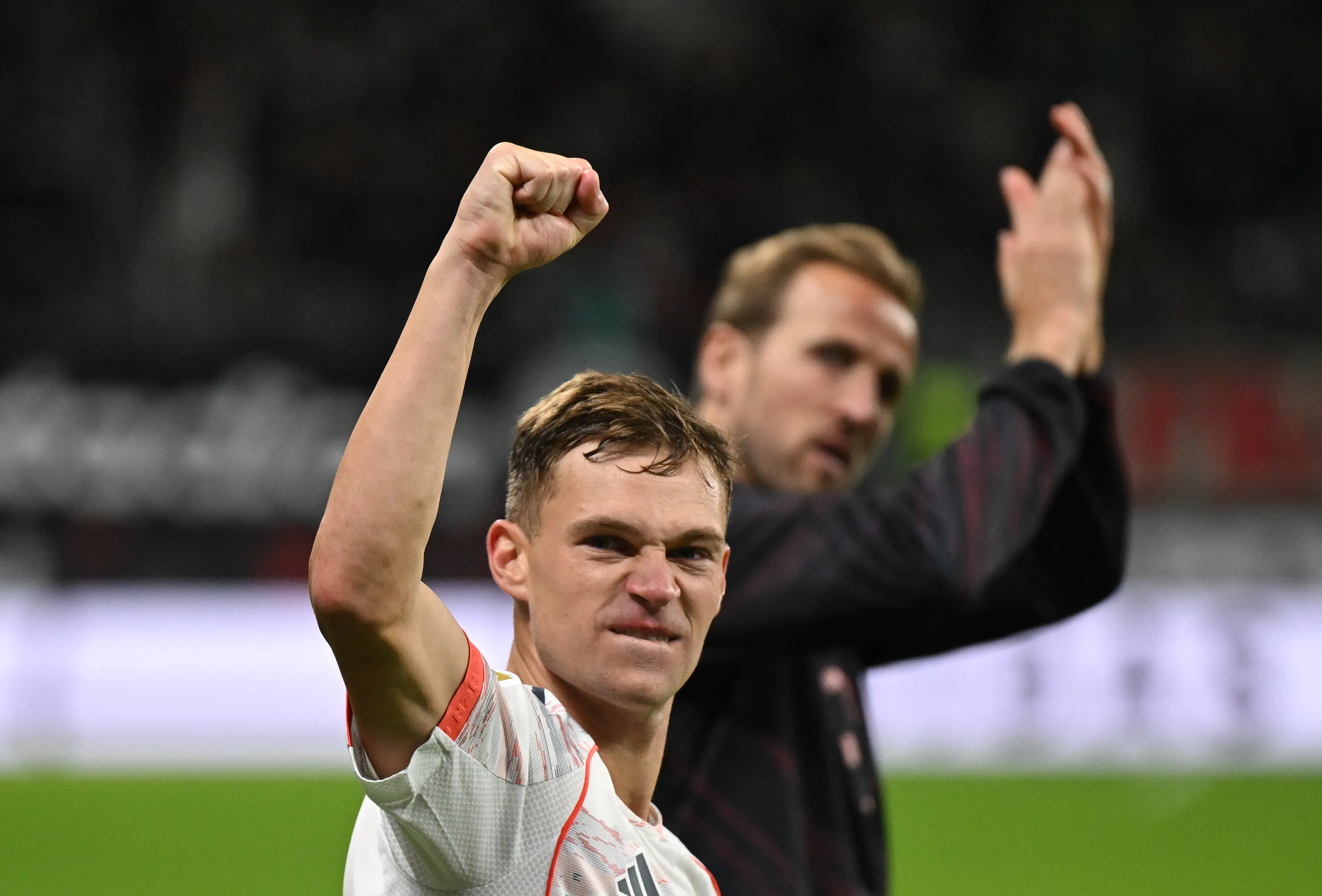 Joshua Kimmich und Harry Kane nach dem Sieg Eintracht Bayern